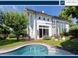 Modern Architecture and Clear Lines: Dream House with Plenty of Privacy and Exclusive Amenities