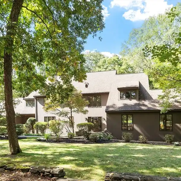 SPRAWLING RESIDENCE WITH YEAR ROUND NATURAL BEAUTY