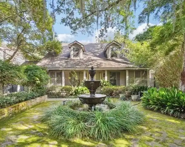 WATERFRONT GRACE IN A HIDDEN HISTORIC GEM