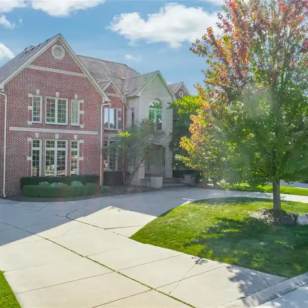 IMPRESSIVE HOME IN CONVENIENT LOCATION