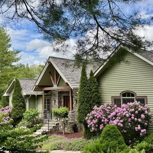 EXCEPTIONAL CONTEMPORARY MOUNTAIN-STYLE RANCH HOME