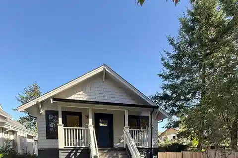 New Half-Duplex in Desirable Cedar Cottage