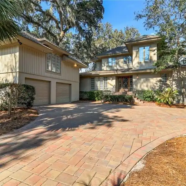 SUPERBLY MAINTAINED RESIDENCE WITH EXCELLENT CURB APPEAL