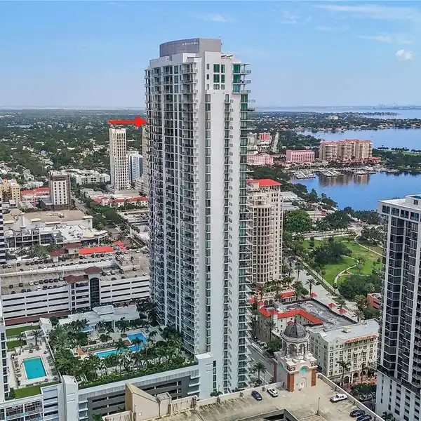 MODERN HIGH-RISE CONDO WITH CAPTIVATING CITY VIEWS