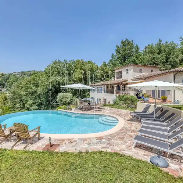 MAGNIFICENT VILLA WITH DELIGHTFUL GARDEN