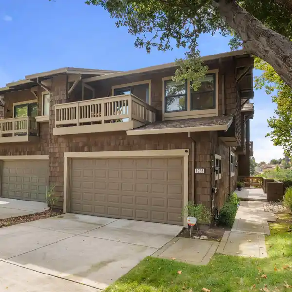 SPACIOUS END-UNIT TOWNHOME IN ANTELOPE HILLS