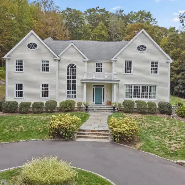 EXCEPTIONAL COLONIAL HOME IN A TRANQUIL SETTING