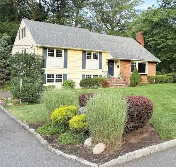 STUNNING HOME IN SOUGHT-AFTER MOUNTAINSIDE