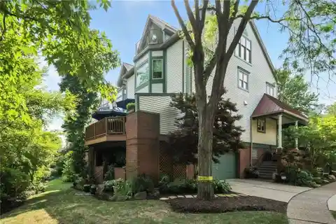 Beautifully Updated End Unit in Washington's Landing