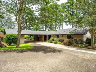 Ideal Home to Create Lasting Memories by the Water