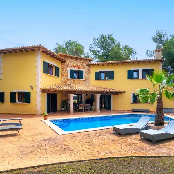 WELL-MAINTAINED MEDITERRANEAN FAMILY VILLA WITH POOL