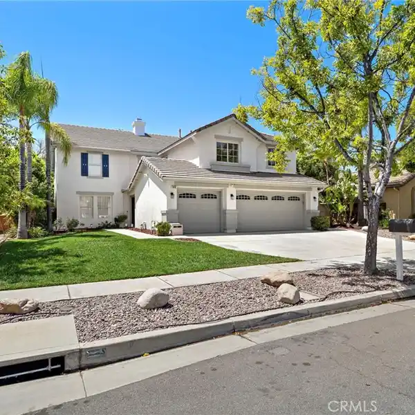 SPACIOUS LIGHT-FILLED HOME WITH AN IDEAL PLAN