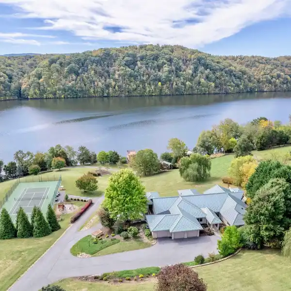 IMPRESSIVE WATERFRONT RETREAT ON CLAYTOR LAKE
