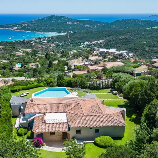 REFINED DESIGN WITH PANORAMIC SEA VIEWS