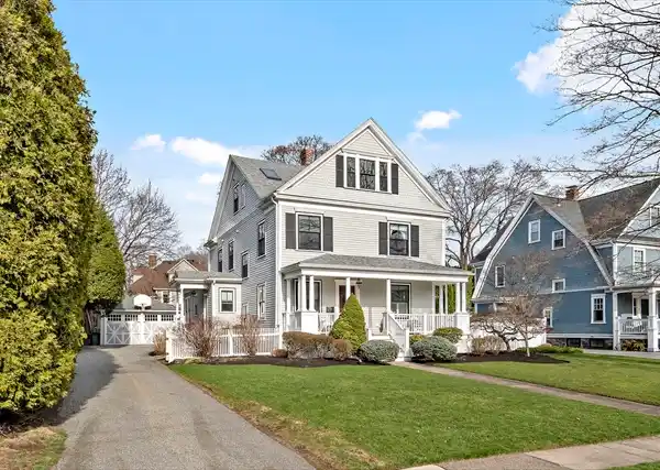 GORGEOUS HOME IN THE FLATS