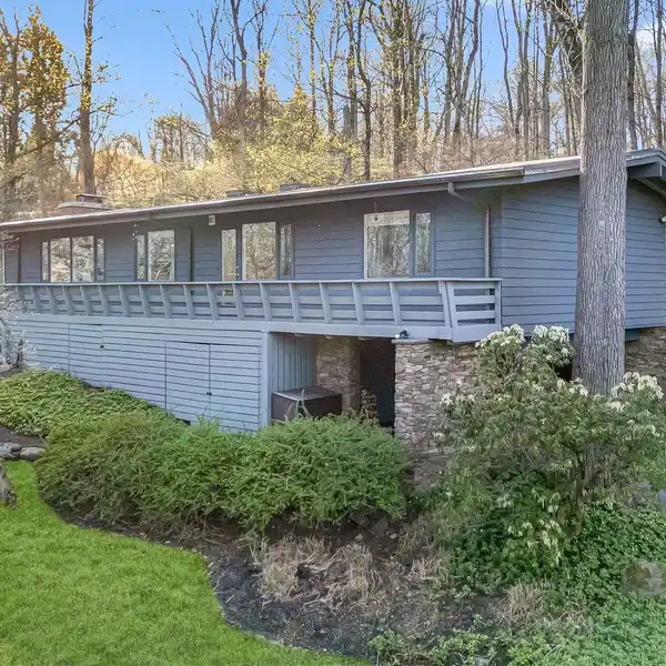 MODERN CLASSIC WITH EXPANSIVE NATURAL LIGHT