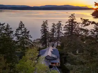 Spectacular Waterfront Rancher