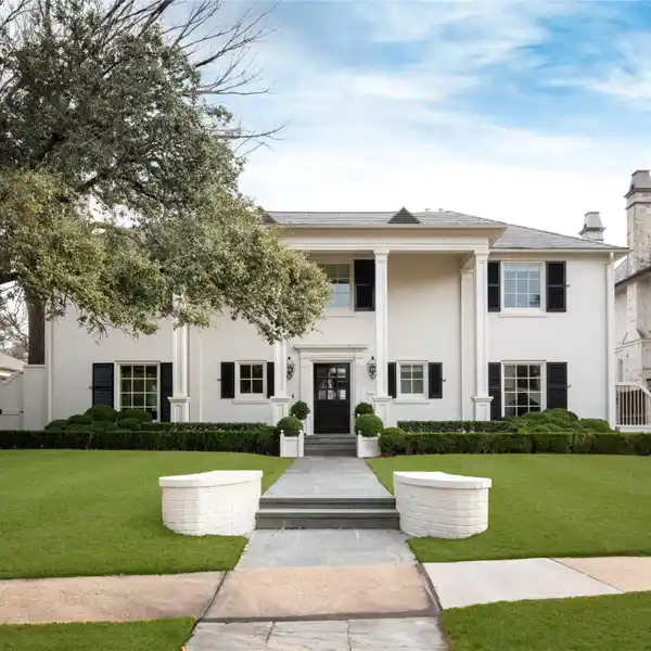 BEAUTIFULLY APPOINTED RESIDENCE IN THE HEART OF THE FRENCH STREETS