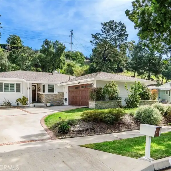 BEAUTIFUL HOME IN THE DESIRABLE SILVER SPUR NEIGHBORHOOD