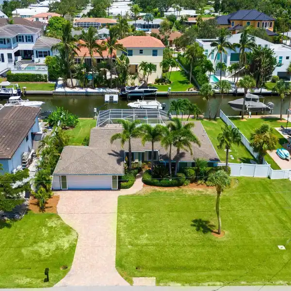 LOVELY RENOVATED HOME ON AQUALANE CANAL