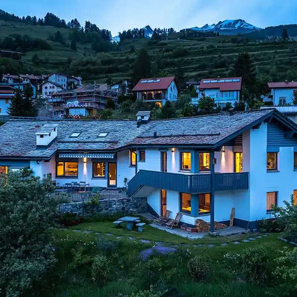 LARGE HOLIDAY HOME WITH GUEST FLAT AND WIDE-RANGING VIEWS IN SCUOL