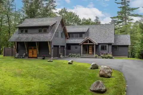 Stunning Country and Lakeside Living