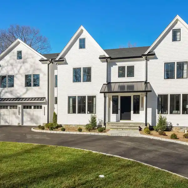 BREATHTAKING CUSTOM HOME BLENDING LUXURY AND COMFORT