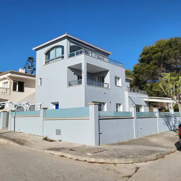MODERNIZED VILLA WITH POOL WALKING DISTANCE TO THE BEACH