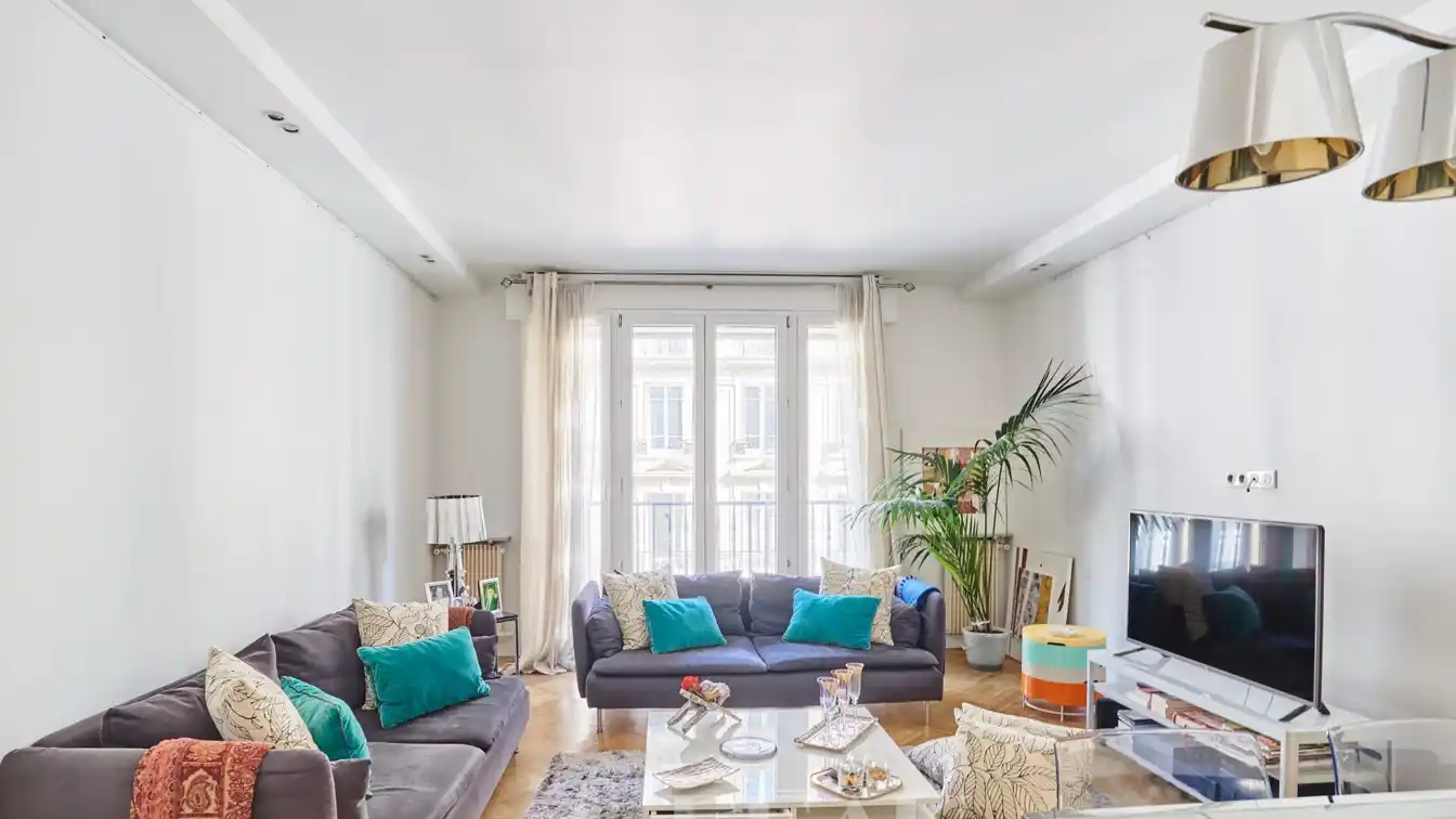 Bright and Quiet Apartment