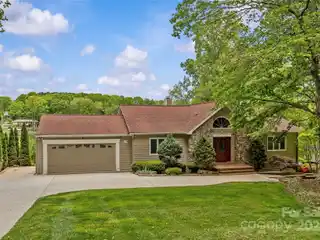 Special Lakefront Setting