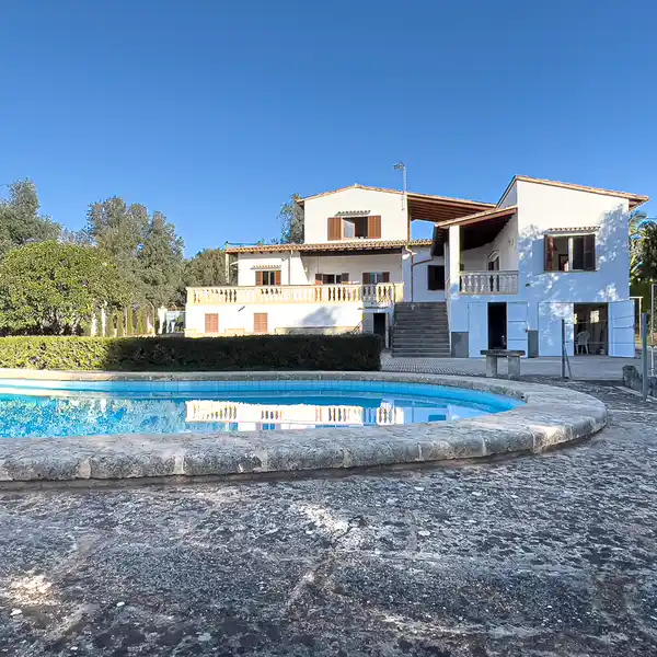 SPACIOUS HOUSE TO RENOVATE WITH POOL AND TENNIS COURT