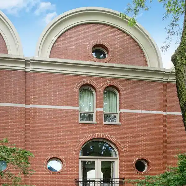 BEAUTIFULLY CURATED ITALIANATE STYLE ROWHOUSE