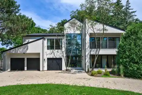 Contemporary Elegance in the Heart of Glencoe