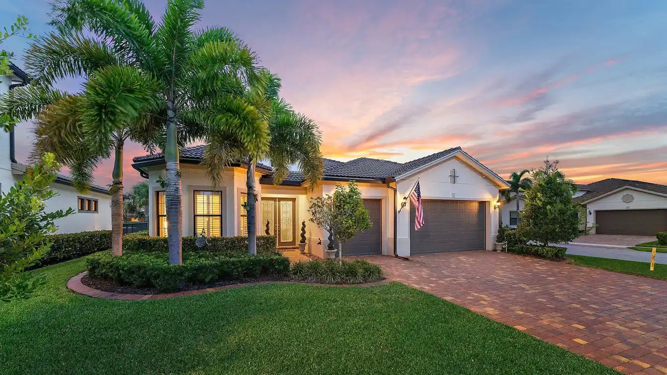 Popular Model in the Heart of a Desirable Community