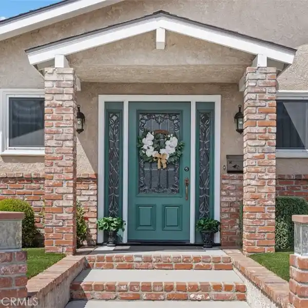 BEAUTIFULLY MAINTAINED HOME BACKING TO THE NAVY GOLF COURSE
