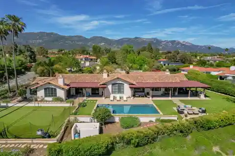 Single-level Retreat with Sweeping Views