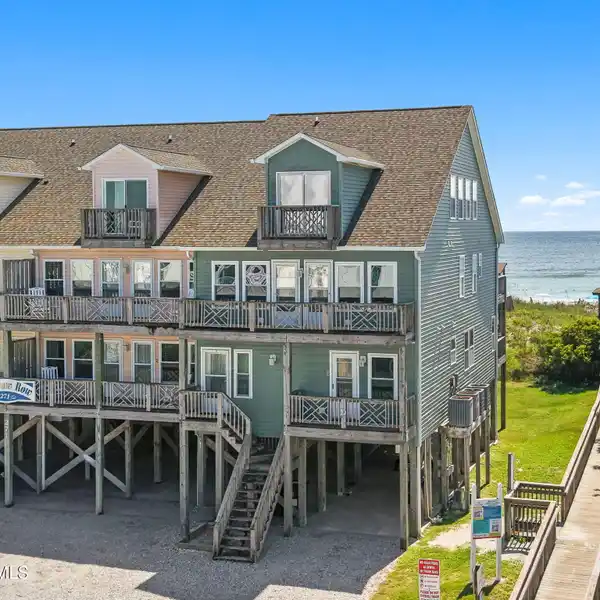 ICONIC RAINBOW ROW OCEANFRONT RETREAT WITH PRIVATE POOL