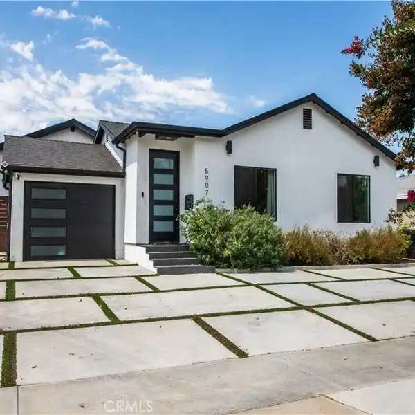 ELEGANT ENERGY-EFFICIENT HOME IN PRIME AREA