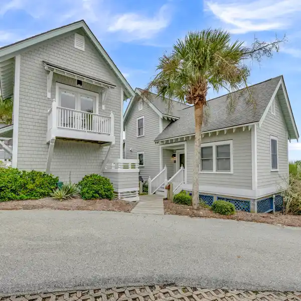 ALFRESCO DINING AMID PANORAMIC OCEAN VISTAS