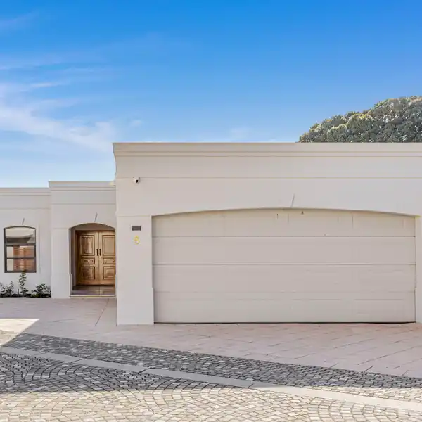 ARCHITECTURALLY DESIGNED MASTERPIECE IN BAYVIEW ESTATE