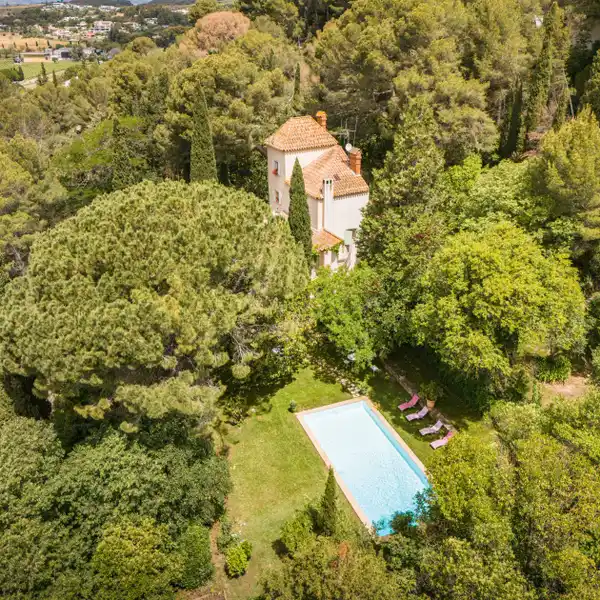 SUPERB HOME IN A WOODED SETTING