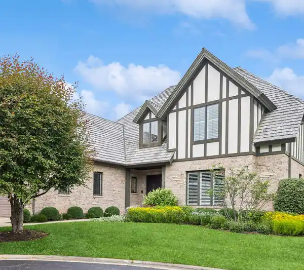 IMPECCABLY MAINTAINED MANOR HOME IN FIELDSTONE CLUB