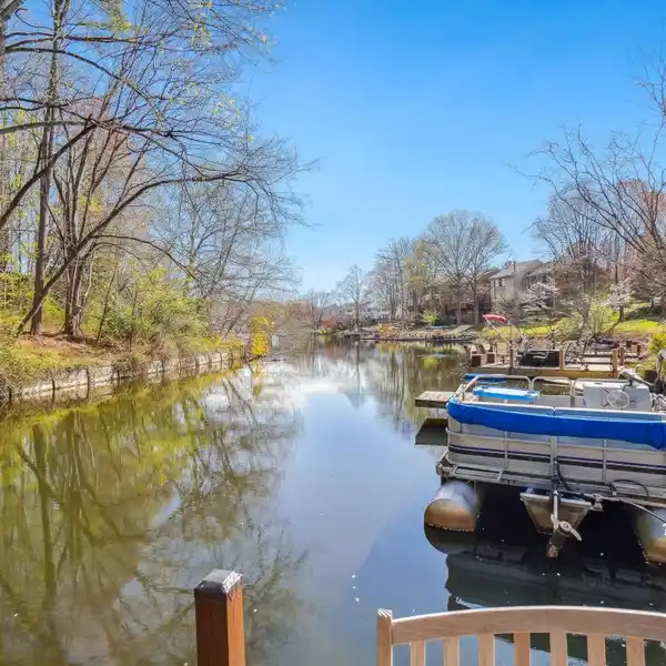 LOVELY WATERFRONT OASIS