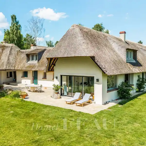 MAGNIFICENT PROPERTY ON LEAFY GROUNDS