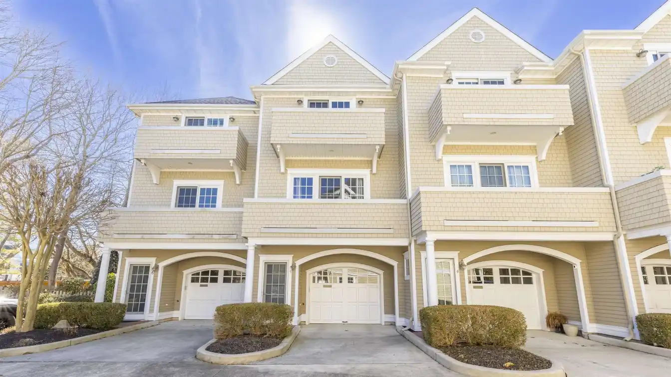 Bright, Spacious Townhome Near Town Center
