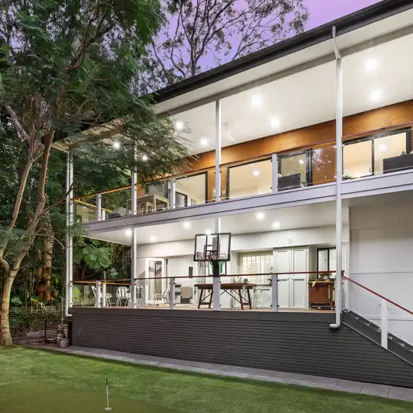 ARCHITECTURALLY DESIGNED RESIDENCE ON A QUIET CUL-DE-SAC