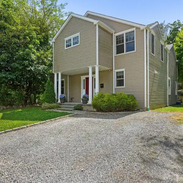 INVITING HOME AND A COMMUTER'S DELIGHT