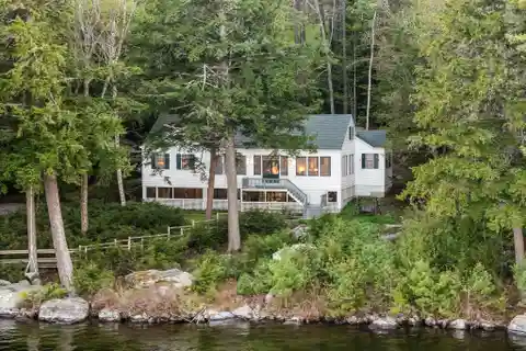 Stunning Lakeside Paradise Cottage