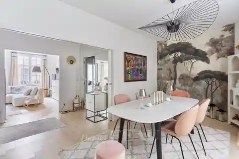 Decorator-Renovated First Floor Apartment