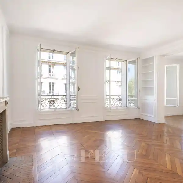 VERSATILE APARTMENT WITH PERIOD FEATURES